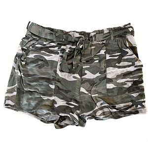 NWT Blu Edit‎ Women’s Camo Tie Front Shorts Green Size Large